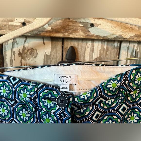 Crown & Ivy shorts 4” inseam size 4 - Picture 2 of 3